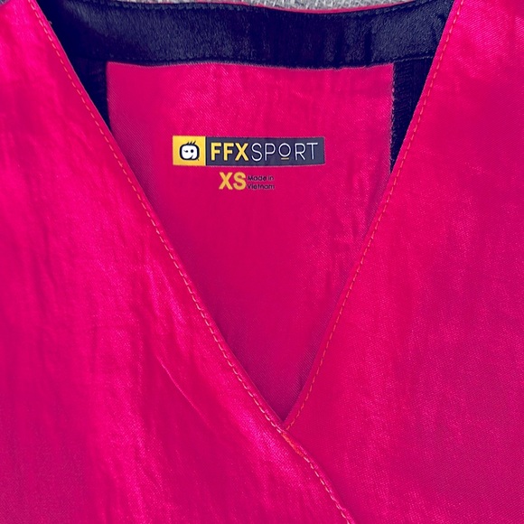 WonderWink FFX Sport Mock Wrap Scrub Top in Strawberry size XS  ~EUC~ - Picture 3 of 8